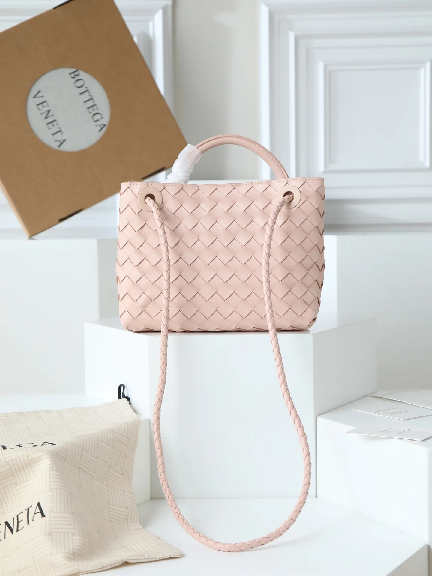 1300. Andiamo is shipping‼ ️Really popular🔥The new Andiamo woven handbag launched by Bottega Veneta this season is really popular all over the world! ! Celebrities at home and abroad have worn it, and Oscar-winning actress Michelle Yeoh has taken it out on the street. Song Jia, Trai Yala, Yu Feihong, Sanji Ayaka, Rosie Hunting-Whiteley, Yoshioka Riho, etc. have all worn this bag. It is classic and versatile and shows off your temperament, and the bag capacity is also large, which is very convenient for daily commuting! ! A variety of carrying methods, the shoulder straps can be adjusted by yourself, the original lambskin feels soft and delicate, and the unisex style breaks the gender boundaries and brings a more practical and long-lasting use experience. Andiamo, which has both elegant and casual styles, perfectly interprets the true appearance of "fashionable old money style". Style number: 766014 Size: 25*22*10.5cm
